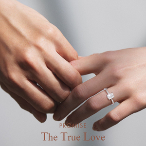 Anillo de Compromiso de Plata de Ley 925 con Baño de Oro Blanco de 14K y Diamante Moissanita de 1CT con Corte Radiante para Mujer - Product Image 3