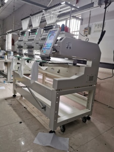 Nhà máy bán Chất lượng cao tinh tế mới 3-head kỹ thuật số máy vi tính thêu động cơ chuyên nghiệp bán lẻ chất lượng tốt nhất - Product Image 2