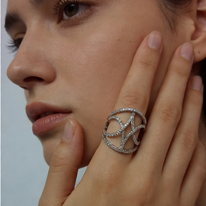 Bague de fiançailles géométrique en diamant, plaquée rhodium, or blanc, sertie de griffes, bijoux fins de luxe tendance pour femme, pour mariage et soirée - Product Image 5