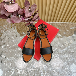 Sandales espadrilles en cuir noir cloutées avec bride de cheville pour l'été - Product Image 1