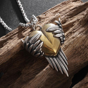 Collar con colgante de alas de ángel en forma de corazón con manos plateadas y dije de corazón dorado para regalo de pareja, joyería de moda. - Product Image 4