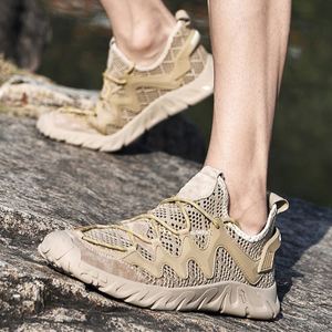 รองเท้าลำลองผู้ชายสำหรับฤดูร้อน น้ำหนักเบา ระบายอากาศได้ดี ทำจากหนังกลับและผ้าตาข่าย ดีไซน์แบบเจาะรู พื้นรองเท้าด้านในทำจากผ้า พื้นรองเท้าด้านนอกทำจาก EVA และ PVC - Product Image 2