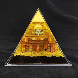 Ornement pyramidal en résine de cristal Kogiya avec gravure interne, décoration d'intérieur, cadeau personnel, objet de collection - Product Image 1