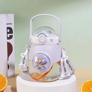 Botella de Agua Deportiva Portátil Escolar de Gran Capacidad (900 ml) con Correa, Diseño de Dibujos Animados, Ecológica, Venta al Por Mayor de Fábrica - Product Image 1
