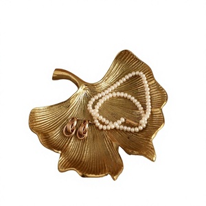 Plateau décoratif en laiton en forme de feuille dorée, style bohème, motif végétal, artisanat métallique, pièce unique - Product Image 1