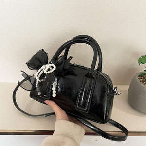 Sac à bandoulière Y2K tendance pour femme en cuir PU avec nœud perlé, sac fourre-tout à porter sous le bras - Product Image 5