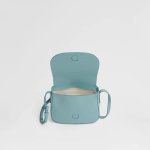 Toptan Trendy Yarım Ay Şeklinde Kadın Küçük Çapraz Askılı Çanta Pürüzsüz PU Deri Kapaklı Omuz Çantası 2025 - Product Image 5