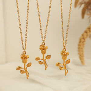 สร้อยคอจี้รูปดอกกุหลาบ สีทอง ไทเทเนียมสตีล เครื่องประดับสำหรับผู้หญิง สวมใส่ได้ทุกวัน - Product Image 2