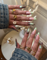 Faux ongles press-on vert néon amande, faits à la main, brillants, avec motifs papillon et stiletto, pour usage en salon de manucure