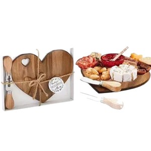 Planche à découper en forme de cœur en bambou avec ensemble de couteaux à fromage, couleur bois naturel, pour servir le fromage et les goûters - Product Image 4