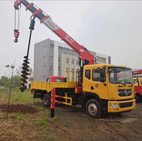 Camion-grue de 8 tonnes avec accessoire de forage par tarière et télécommande pour la construction de poteaux électriques