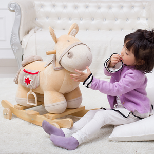 Cheval à bascule en bois massif et âne en peluche beige deux-en-un pour enfants, idéal comme cadeau d'anniversaire - Product Image 2