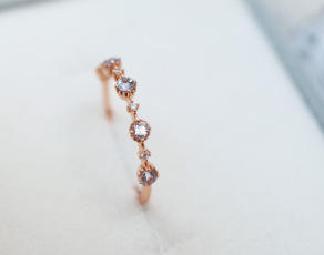 Bague en tungstène plaquée or, style féerique, élégante et polyvalente, ornée de zircon violet et de petits diamants, design doux et luxueux - Product Image 6