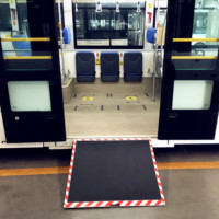 Pentes de rampe de fauteuil roulant en aluminium électrique de MiniBus de bus de ville de plancher bas pour la capacité de chargement 350kg moteur de 12V/24V certifié CE