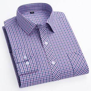 <span class=keywords><strong>Camicia</strong></span> da uomo in cotone a maniche lunghe aderente aderente a quadri da lavoro in tinta unita blu Navy con risvolto di mezza età - Product Image 3