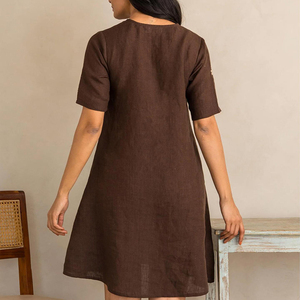 Vestido Corto Marrón de <span class=keywords><strong>Moda</strong></span> para Mujer 2026 al por Mayor con Logotipo Bordado OEM, Vestido Elegante de Rayón y Lino con Cuello en V para Mujer - Product Image 3