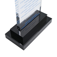 Trophée en acrylique biseauté double face APEX avec impression sérigraphique de logo répété et base rectangulaire noire