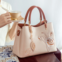 Sac fourre-tout brodé floral pour femme, grande capacité, en cuir PU, sac à bandoulière avec breloque perle, élégant sac de travail pour dames