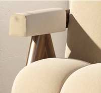 Fauteuil minimaliste moderne en tissu texturé gris avec base en bois géométrique noir pour chaises de salon