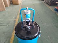 Pompe à piston pneumatique haute pression 35L 50:1, seau à commande pneumatique avec roue et buse de tuyau pour applications marines et usinage OEM