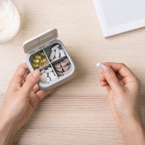 Nắp Mở thiết kế con dấu 4 ngăn một ngày du lịch <span class=keywords><strong>Pill</strong></span> Organizer hình vuông mini <span class=keywords><strong>Pill</strong></span> hộp lưu trữ xách tay nhỏ <span class=keywords><strong>Pill</strong></span> trường hợp - Product Image 3