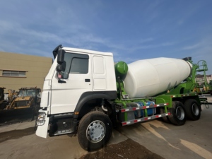 En stock: Camión tractor Sinotruk Howo 371HP 6x4 usado en China, 10 ruedas, bajo kilometraje, para transporte de contenedores de larga distancia. - Product Image 3