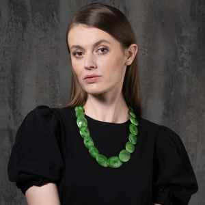 Collier en résine contemporain avec un design artistique abstrait, pendentif léger, bijoux pour les amateurs de mode tendance à la recherche de style audacieux - Product Image 4