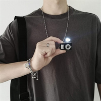 Colliers pendentifs rétro lumineux en forme d'appareil photo, créatifs, style LED SLR, tendance, avec son d'obturateur de flash photo, collier caméra discrète