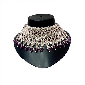 Ensemble de collier ras du cou ethnique Kundan avec Tikka, pierres émaillées vertes, alliage plaqué or, détails en perles, boucles d'oreilles assorties pour mariage - Product Image 1