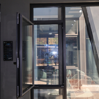 Fenêtres à battants modernes à cadre en aluminium avec vitrage clair, unités de fenêtres intégrées personnalisées pour les maisons, les hôtels, les salles de bain