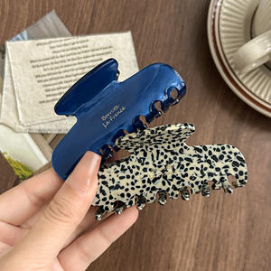 Pince à cheveux en acétate personnalisée style coréen, lettres dorées de grande taille et pinces à cheveux de forme géométrique, conception simple pour un <span class=keywords><strong>usage</strong></span> <span class=keywords><strong>quotidien</strong></span> - Product Image 3