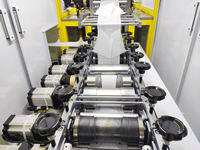 Machine de production automatique de pantoufles jetables avec soudage et découpe intégrés, ligne de production de pantoufles non tissées