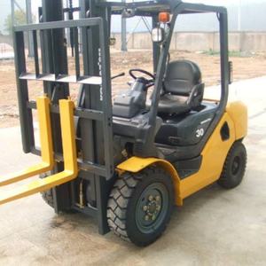 Excavadora Komatsu FD30 Usada, Fabricada en Japón, Gran Capacidad de Trabajo, 3500 kg de Peso, 0-2000 Horas, en Stock, Motor, Caja de Cambios, Bomba - Product Image 1