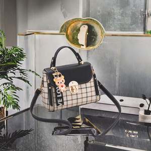 Sac bandoulière pour femme en papier kraft recyclé et lavable pour téléphone portable, en argent et doré métallisé avec logo - Product Image 3