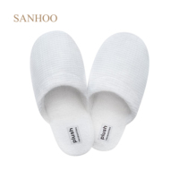 Pantoufles d'hôtel SANHOO OEM pantoufles d'hôtel personnalisées 5 étoiles pantoufles d'hôtel gaufrées de luxe avec semelle rembourrée
