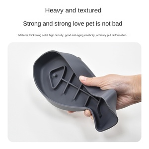 Distributore Automatico di Cibo per Animali Domestici in Silicone Ecologico, Design Antiurto e Antiscivolo per Cani, Gatti e Piccoli Animali - Product Image 3