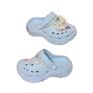 Zuecos de suela gruesa con perlas para mujer, sandalias de verano transpirables de EVA con punta abierta, lazo y dije de concha - Product Image 5