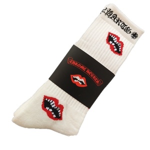 Nuovi Calzini in Cotone Lavorato a Maglia Traspiranti per Autunno Inverno, con Motivi a Cuore, a Righe, con Lettere, Labbra Rosse, Graffiti e Etichetta Ricamata in Spugna - Product Image 1