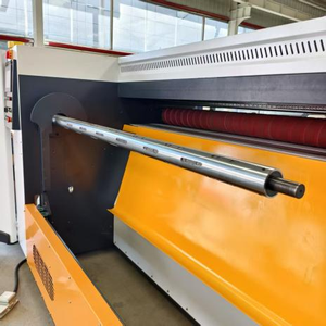 Rebobinadora de cartón corrugado de una sola cara Royal RYFJ de <span class=keywords><strong>2</strong></span> capas, corte NC, 120 m/min, semiautomática, ahorro de energía, 1200-3200 mm - Product Image 2