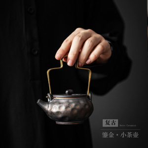 Petite théière en céramique rétro, poignée martelée dorée, résistante à la chaleur, avec couvercle, pour usage domestique - Product Image 1