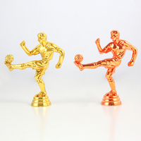 Figurine de footballeur en plastique doré pour trophée, idéale pour les récompenses sportives et les pièces de trophée