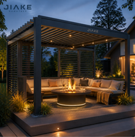 Pergola à lames orientables en aluminium avec table brasero intégrée et sièges enroulants pour des soirées estivales confortables dans le jardin ou sur la terrasse