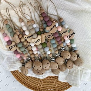 Catenella Portaciuccio in Silicone e Faggio con Clip, Personalizzabile con Nome Inciso, Design Antiscivolo in Legno Naturale per Neonati in Fase di Dentizione - Product Image 1