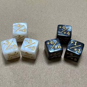 Dés personnalisés RPG à coins carrés de 16 mm, 2 couleurs, symboles d'addition et de soustraction, pour l'apprentissage du calcul et comme accessoires de jeu énergétiques - Product Image 4