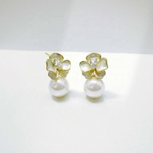 Prix usine, vente en gros de boucles d'oreilles délicates en argent sterling 925, motif fleur, pour mariage printanier, et boucles d'oreilles trèfle en perles plaqué or 14 carats - Product Image 1