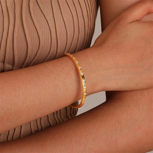 Brazalete de Zirconia Personalizado, Joyería para Mujer, Chapado en Oro, Acero Inoxidable, Brazalete de Cristal - Product Image 4