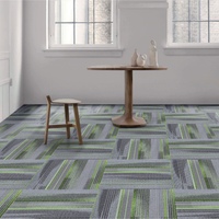 Dalles de moquette multicolores en PP 50x50 à poils bouclés, revêtement de sol modulaire moderne à rayures linéaires pour bureaux créatifs et magasins de détail