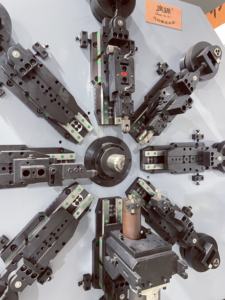 Máquina formadora de dientes de rastrillo, máquina para hacer soporte de teléfono móvil de cultivo de campo, máquina para hacer soporte de Arte, clarinete CNC multieje - Product Image 6