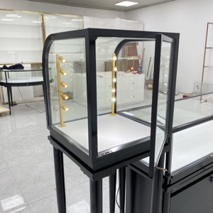Exhibidor de Joyería de Lujo Negro y Dorado - Vitrina de Vidrio con Iluminación LED y Mostrador de Marca - Product Image 6