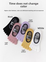 Chaussettes de yoga à cinq doigts antidérapantes de couleur unie pour femmes Longueur de l'équipage absorbant la sueur avec logo de trampoline de marée arrière sur le corps